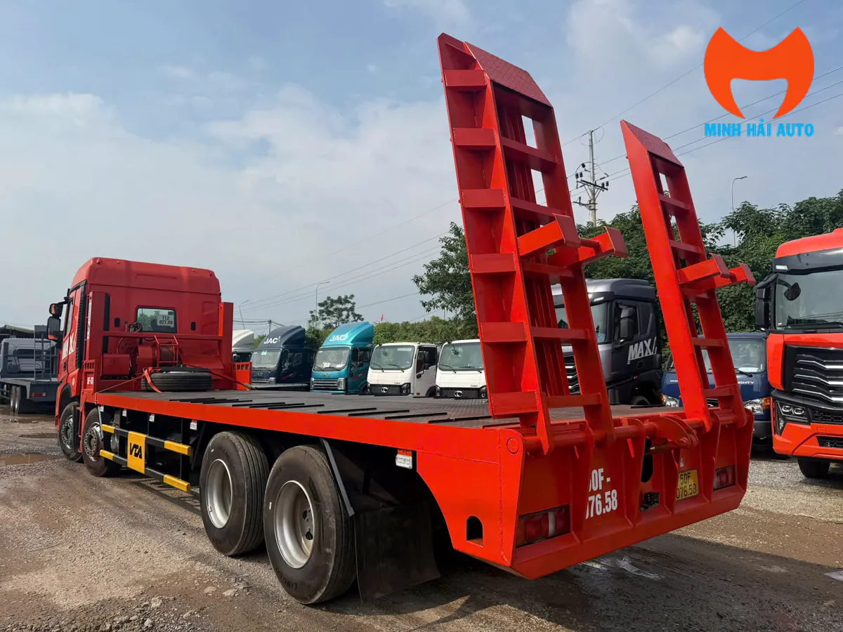Hai thang đuôi dựng đứng và sàn chở máy HOWO MAX 4 chân