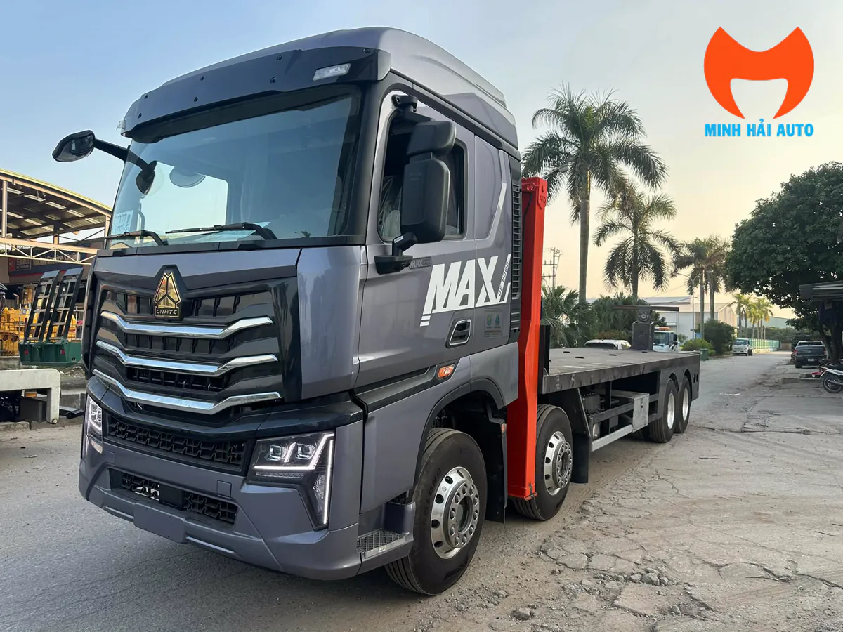 Cabin Howo Max màu xám và sàn chở máy nhìn từ phía trước bên trái