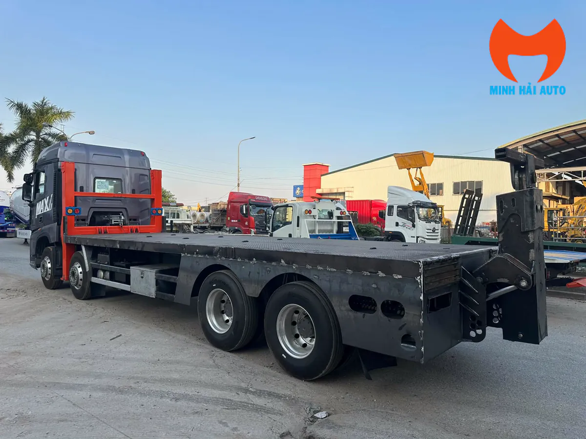 Sàn phẳng chở máy và cầu dẫn phía sau xe Howo Max màu xám