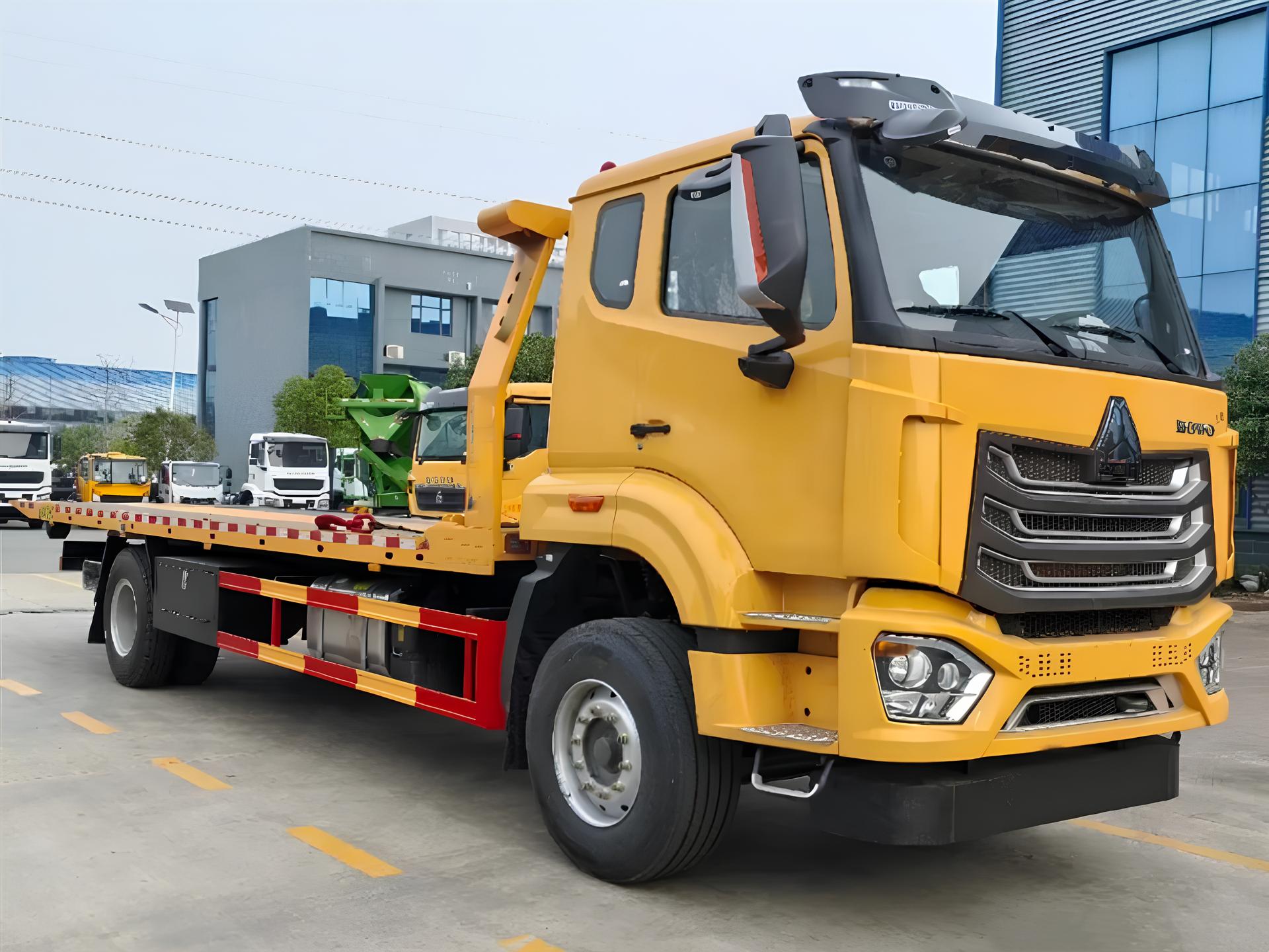 Toàn cảnh xe cứu hộ giao thông HOWO NX 6 tấn màu trắng, được trang bị hệ thống sàn trượt và càng kéo underlift chuyên dụng.