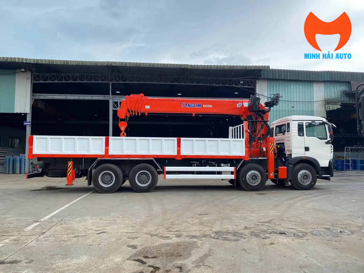 Thùng hàng và cẩu Kanglim KS5206 trên HOWO TX350 nhìn bên phải
