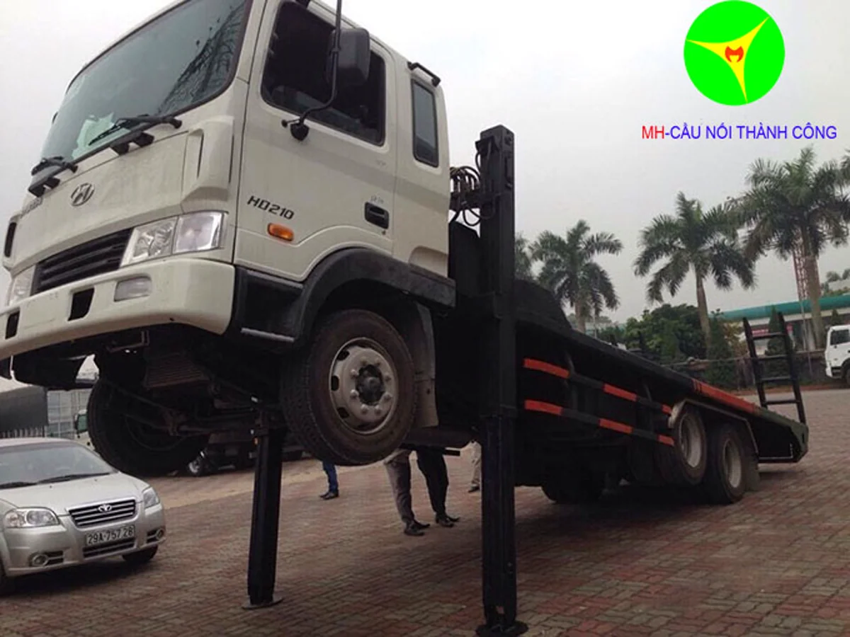 Cơ cấu chân chống nâng đầu trên xe Hyundai HD210 chở máy