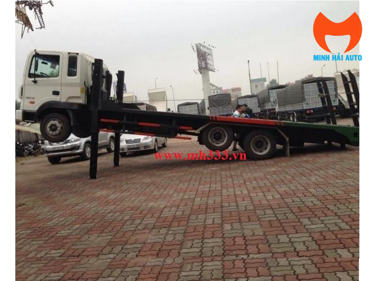 Sàn chở máy Hyundai HD210 nhìn ngang cùng chân chống nâng đầu và cầu dẫn phía sau