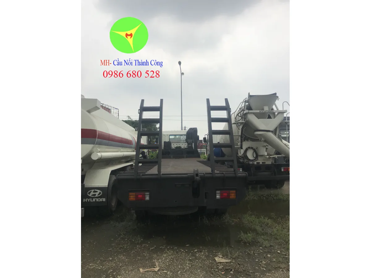 Mặt sàn chở máy nhìn thẳng từ phía sau xe Hyundai HD360 với hai cầu dẫn dựng