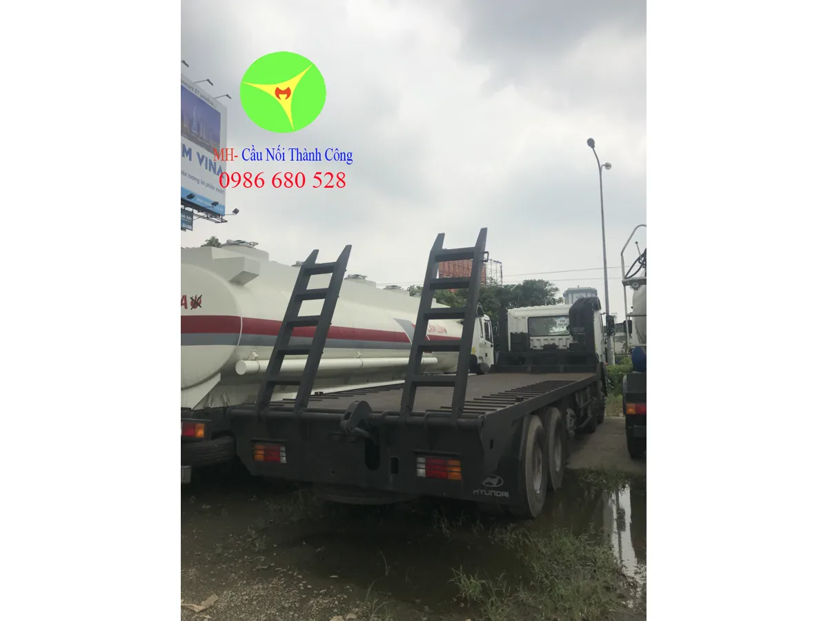 Sàn chở máy và hai cầu dẫn gập phía sau xe Hyundai HD360 năm trục