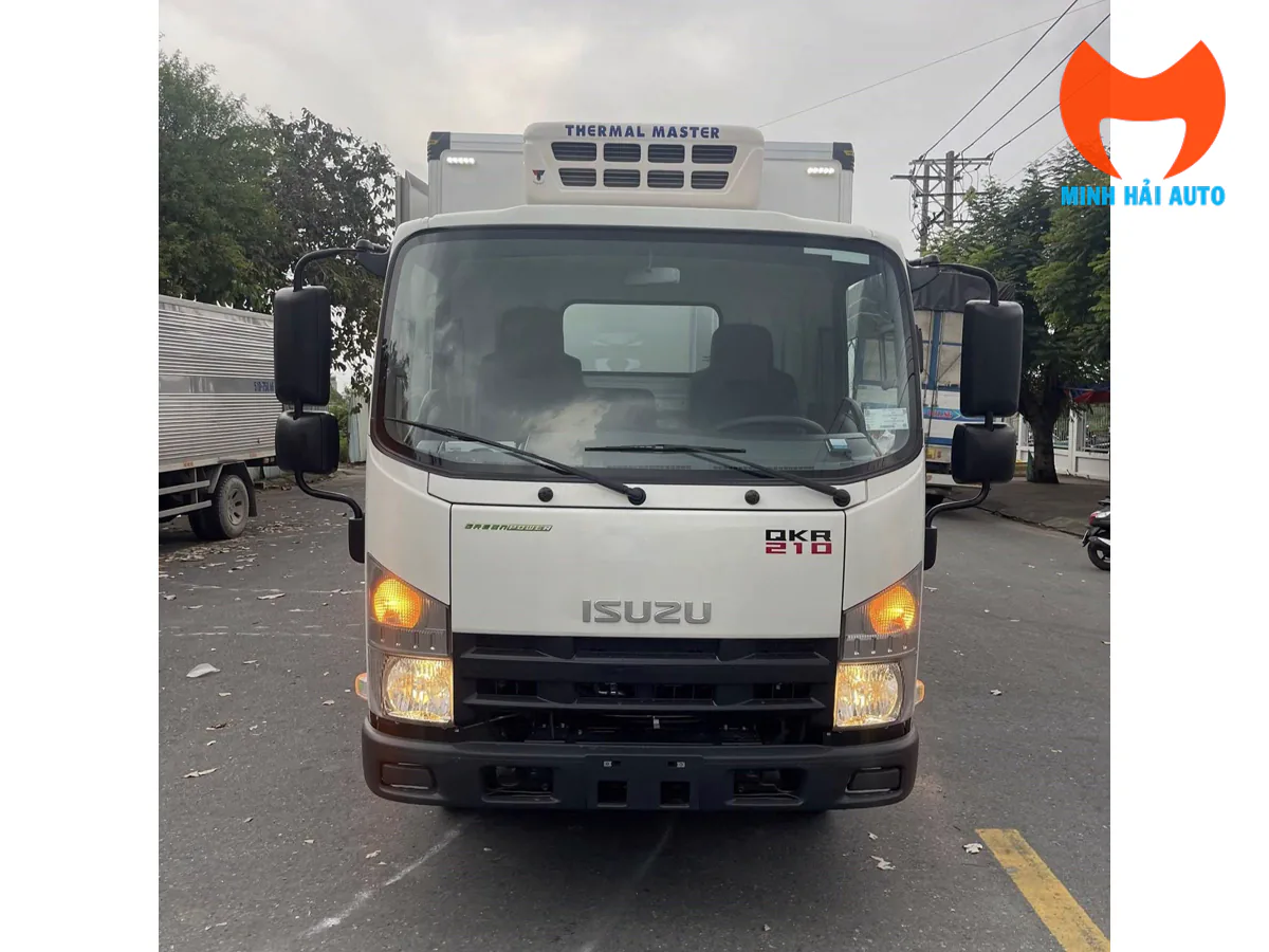 Cabin xe tải Isuzu nhìn chính diện, cụm máy lạnh thùng nằm phía trên