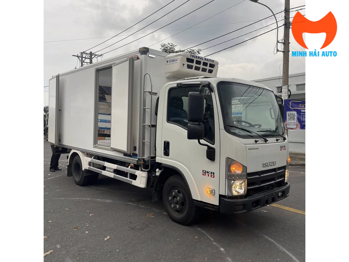 Xe tải đông lạnh Isuzu nhìn từ bên phải, cửa hông thùng mở và có thang bên cạnh