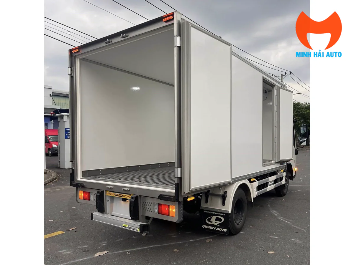 Cửa sau xe tải đông lạnh Isuzu mở, nhìn vào khoang hàng và sàn có rãnh