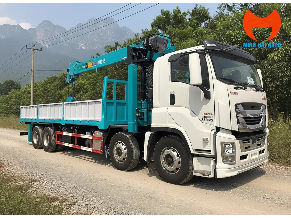 Xe FV330 cabin trắng, thùng lửng và cẩu xanh nhìn chéo bên phải