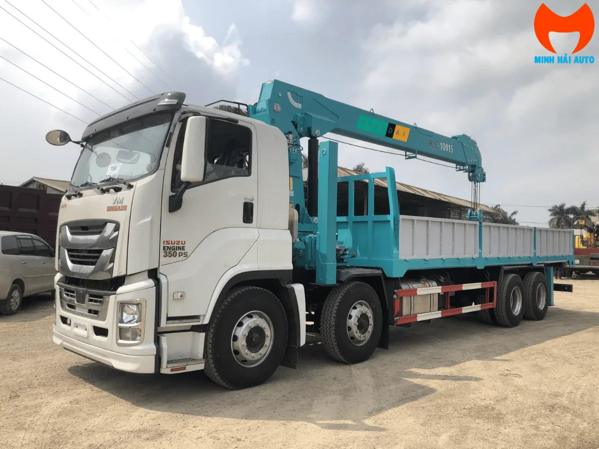 Xe tải FV330 bốn trục gắn cẩu Hyundai nhìn chéo từ phía trước