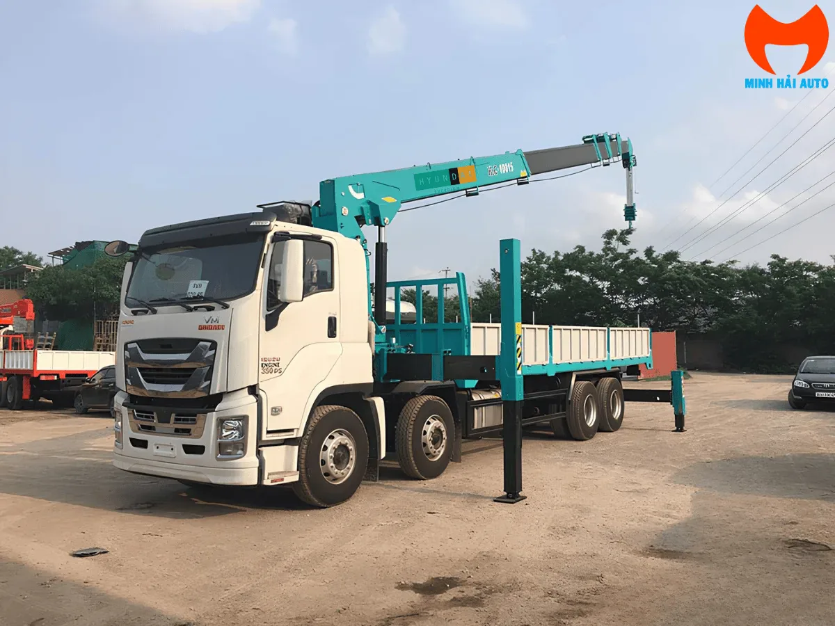 Xe FV330 gắn cẩu Hyundai mở chân chống tại bãi xe