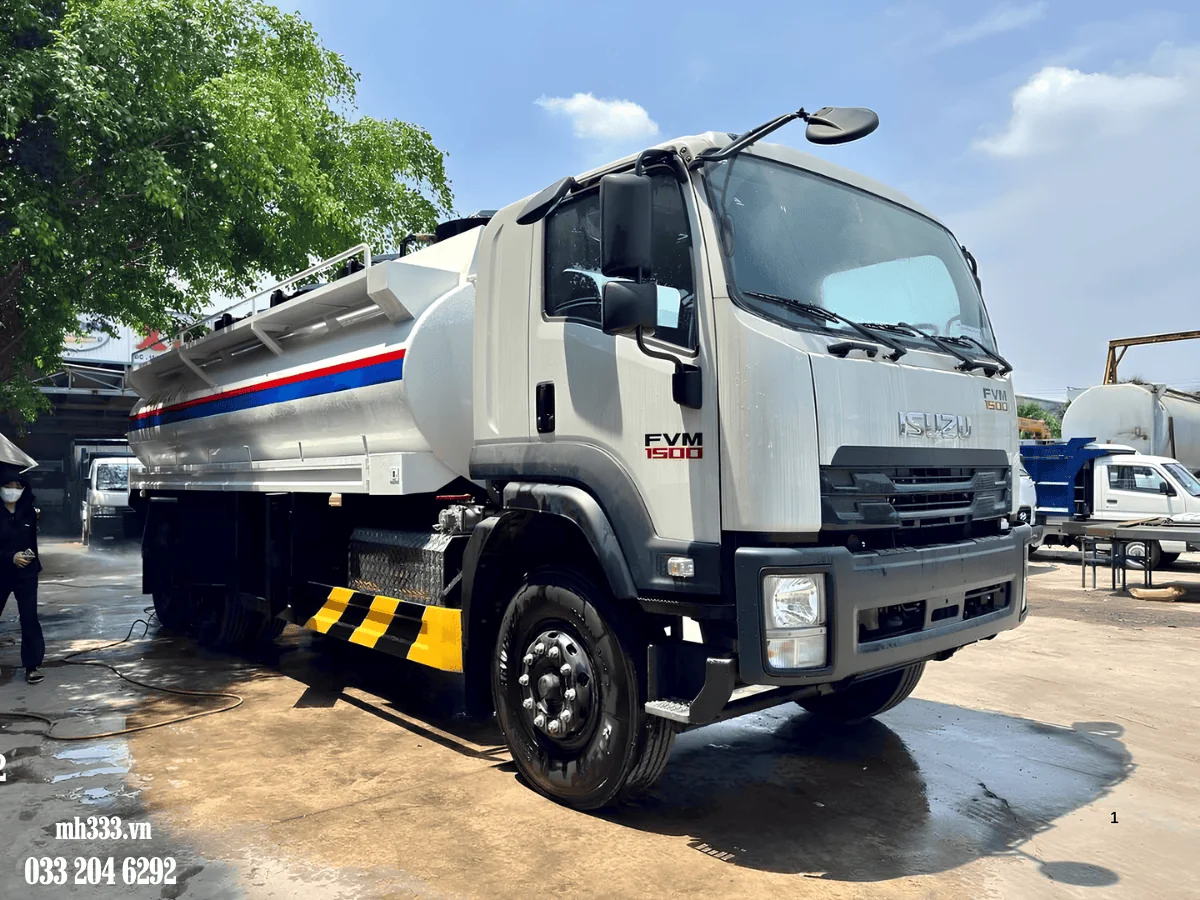 Cabin ISUZU FVM 1500 và bồn chở xăng nhìn từ góc trước bên phải