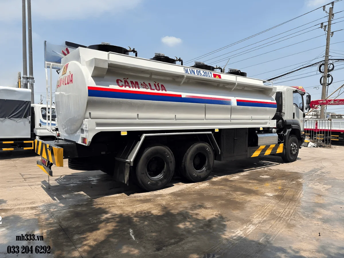 Thân bồn và cụm ba trục xe ISUZU FVM 1500 nhìn từ bên phải