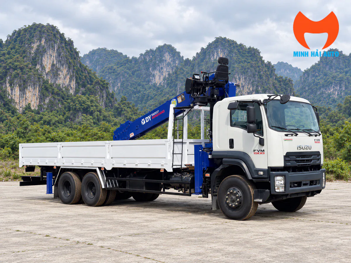 Xe Isuzu FVM1500 cabin trắng, thùng lửng trắng và cẩu Dongyang SS2037 màu xanh nhìn từ bên hông