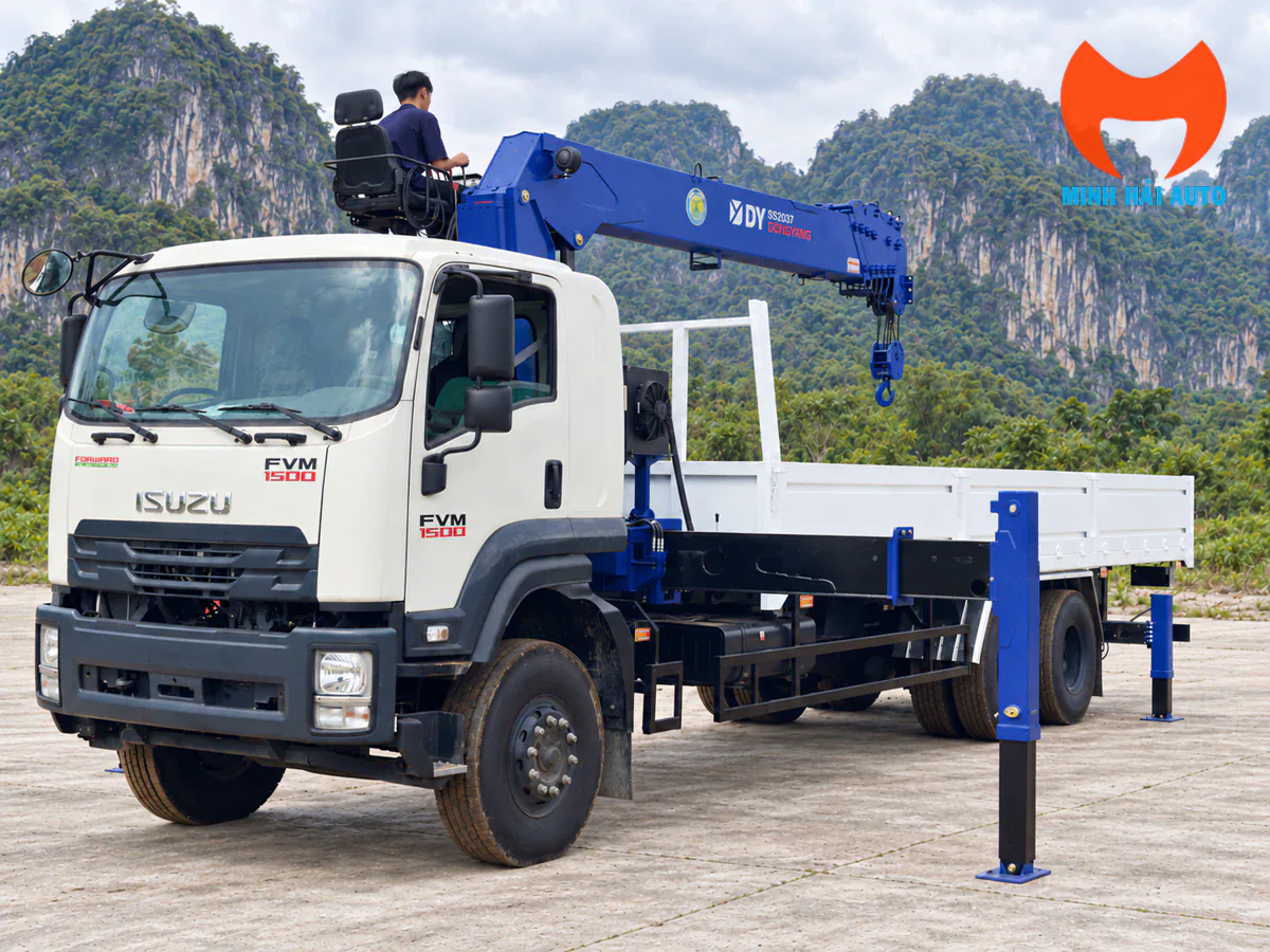 Góc trước bên trái xe Isuzu FVM1500 gắn Dongyang SS2037, cần hạ ngang và chân chống đang triển khai