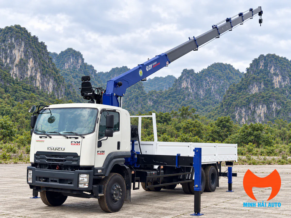 Xe Isuzu FVM1500 thùng lửng trắng gắn cẩu Dongyang SS2037 màu xanh, cần vươn chéo lên cao