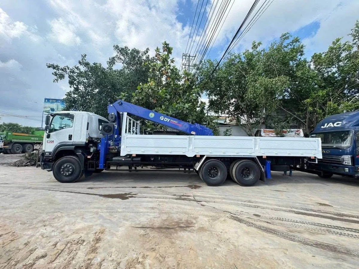 Isuzu FVM1500 gắn cẩu Dongyang 8 tấn nhìn ngang