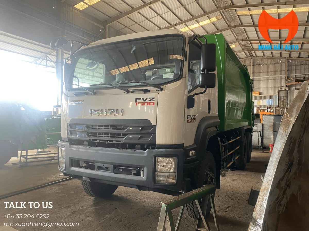 Cabin Isuzu FVZ1500 màu trắng nhìn từ phía trước tại xưởng