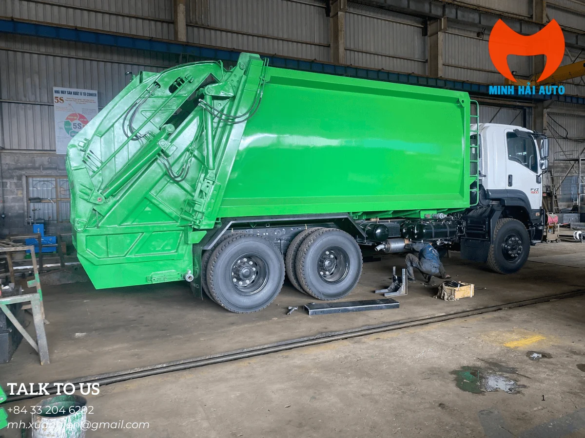 Thùng cuốn ép rác nhìn từ bên hông xe