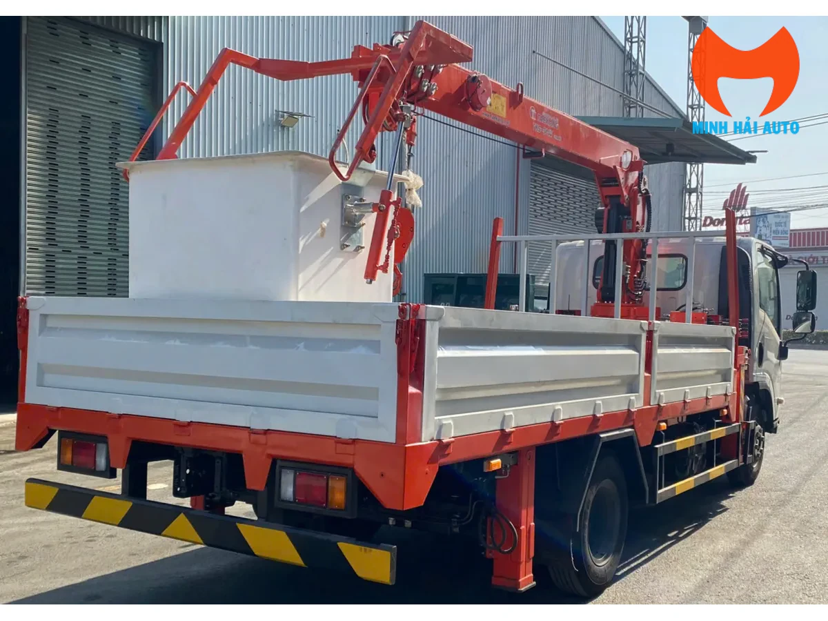 Thùng hàng và rổ nâng người phía sau xe Isuzu NPR gắn cẩu Taekang