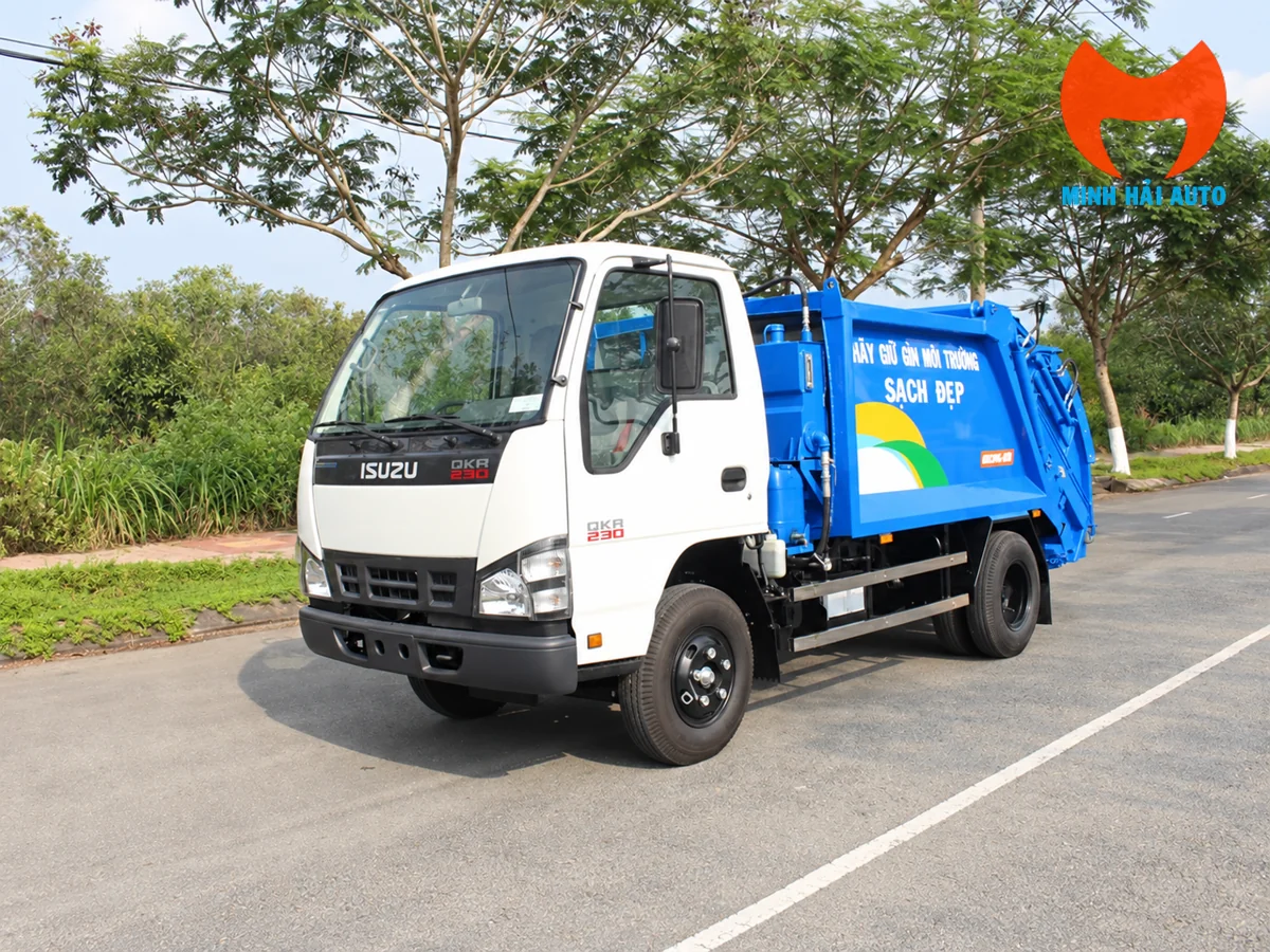 Xe ép rác nhỏ Isuzu cabin trắng, thùng xanh nhìn từ góc trước