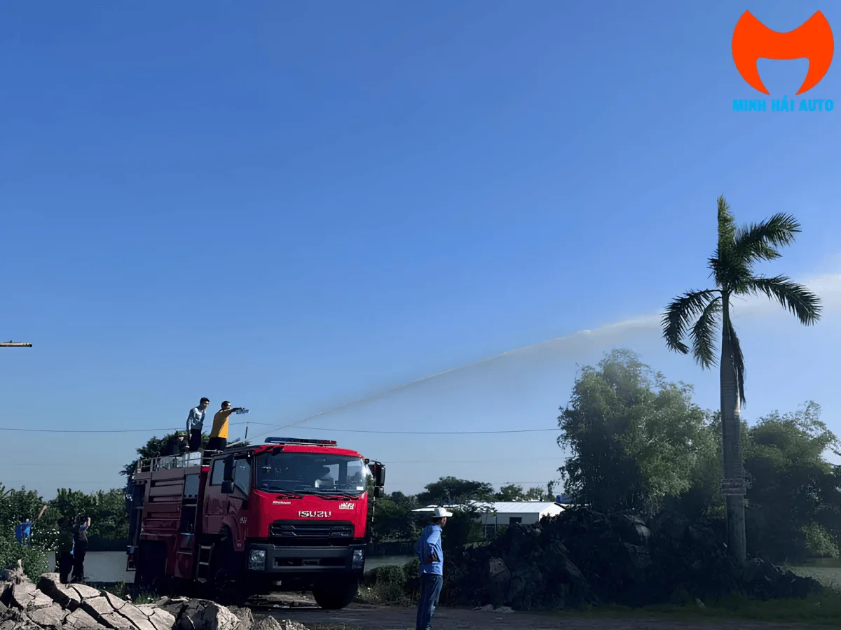 Lăng giá trên nóc xe cứu hỏa Isuzu đang phun nước trong buổi thử nghiệm