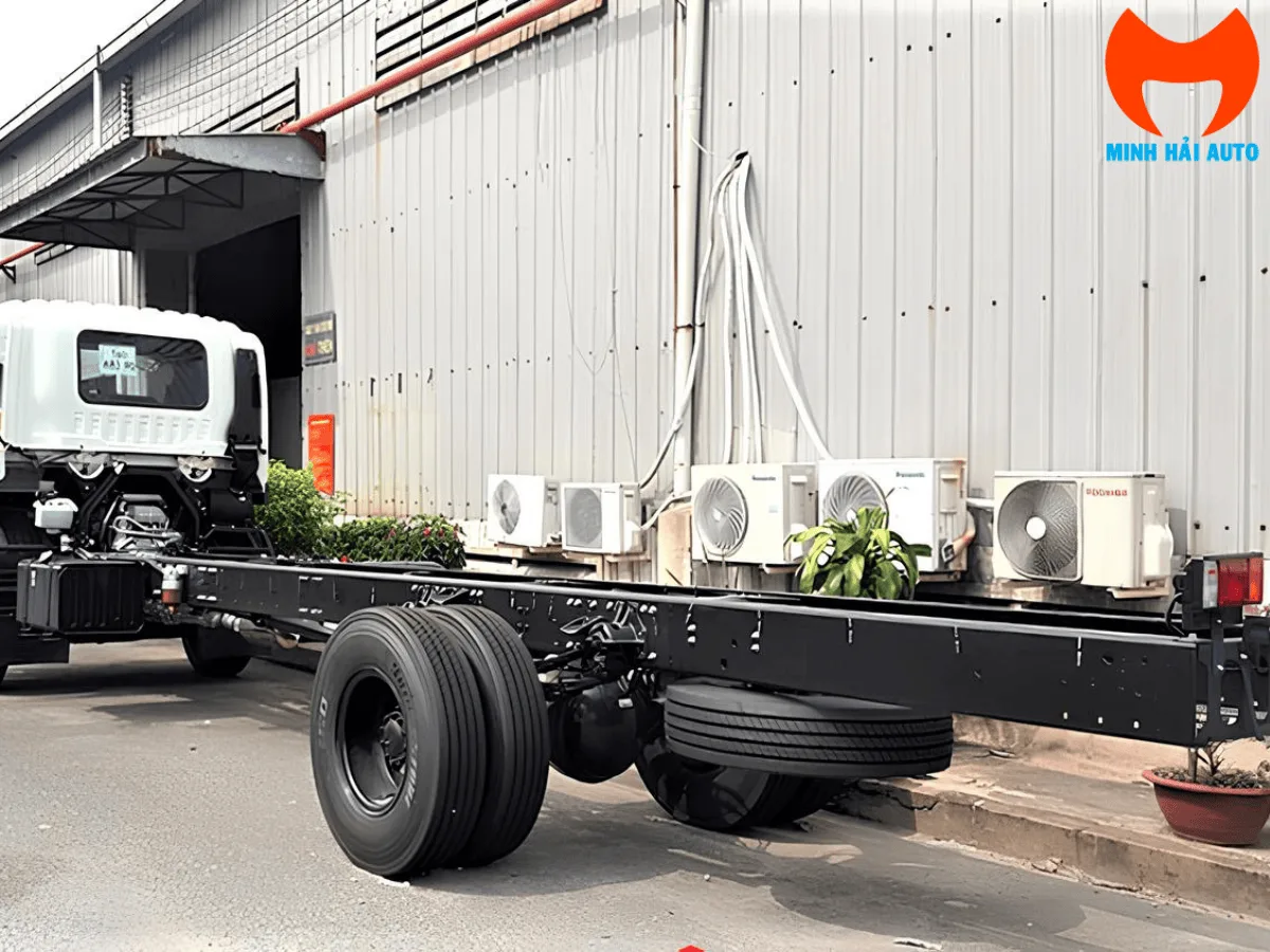 Nền cabin-chassis Isuzu chưa đóng phần chuyên dùng, nhìn từ phía sau
