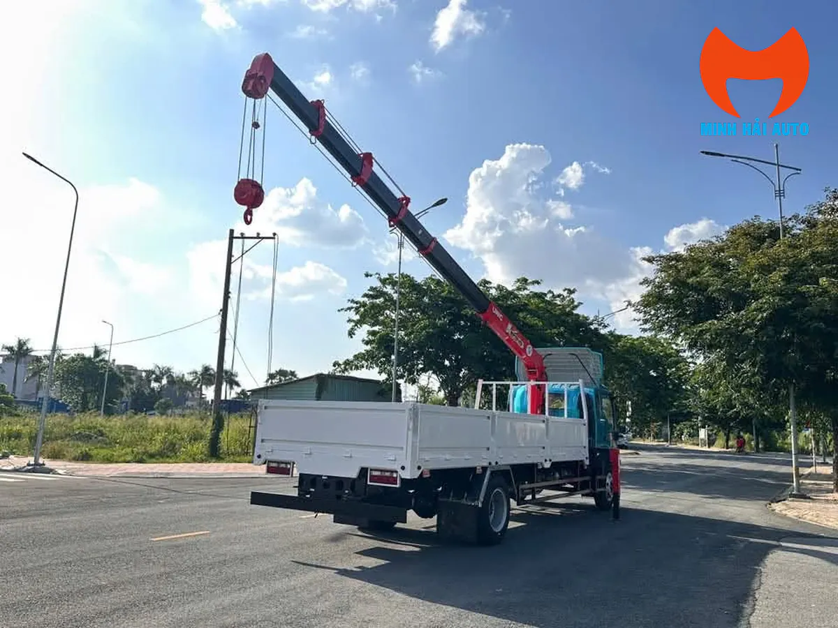 Xe tải JAC gắn cẩu UNIC nhìn từ phía sau với cần vươn cao