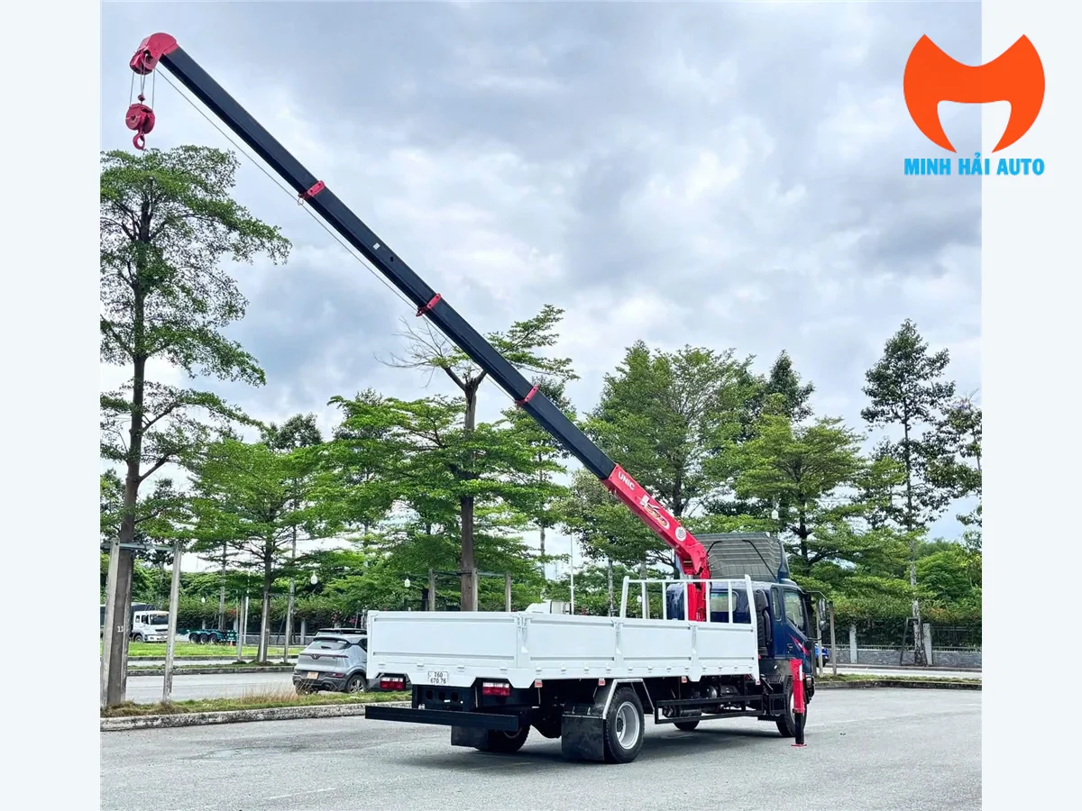 Xe tải JAC gắn cẩu UNIC nhìn góc sau với cần vươn dài