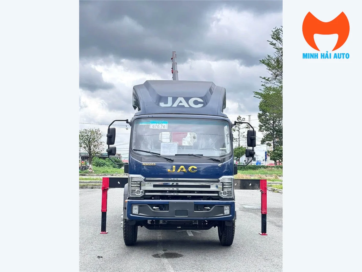 Mặt trước JAC N900 Plus và chân chống cẩu hai bên