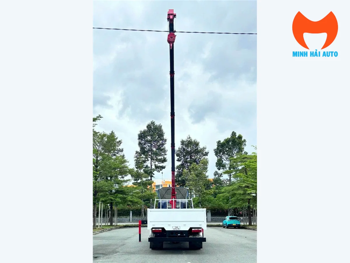 Xe JAC thùng lửng nhìn từ phía sau với cần cẩu nâng cao