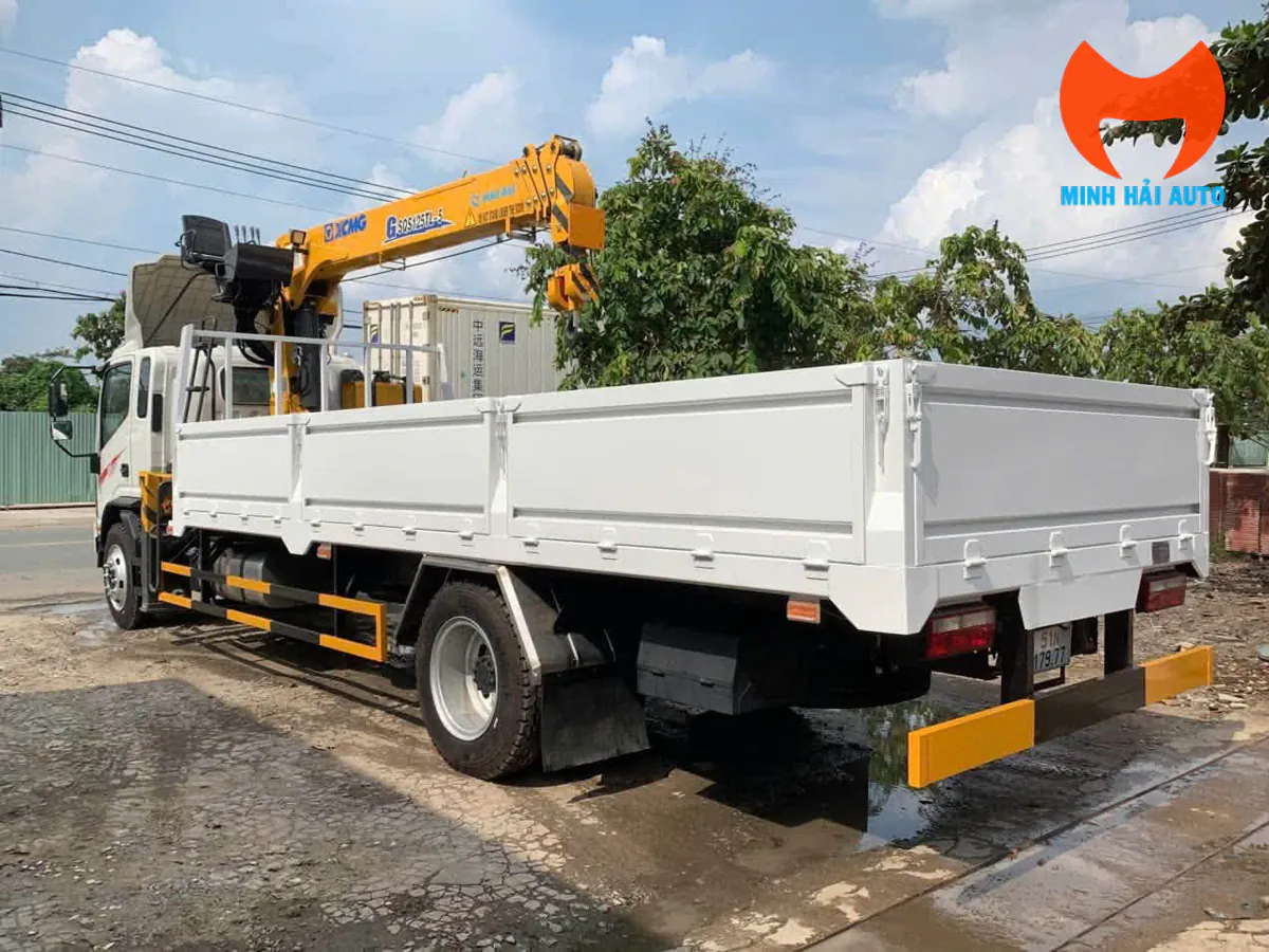 JAC N900 gắn cẩu XCMG nhìn từ góc sau bên trái, thấy toàn bộ thùng hàng