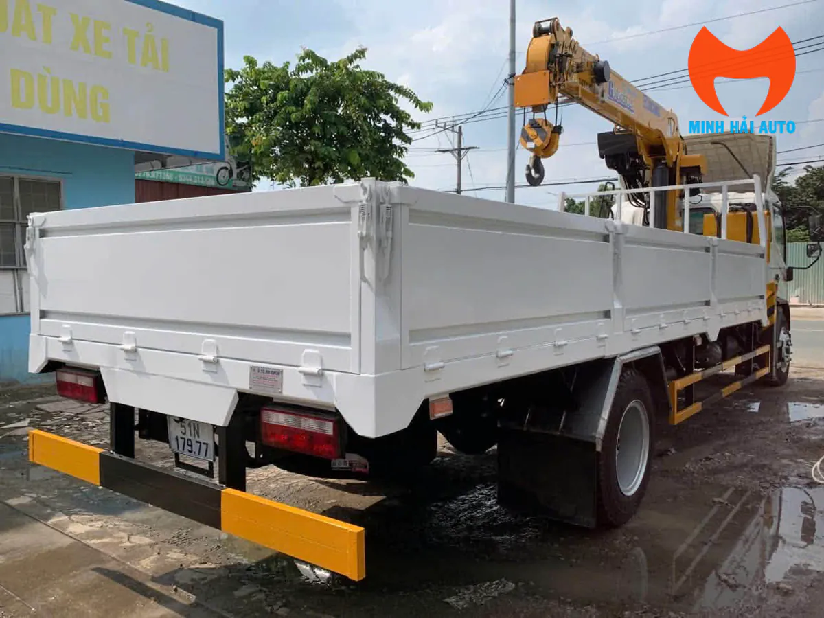 Thùng lửng JAC N900 nhìn từ phía sau bên phải với cẩu XCMG đặt sau cabin