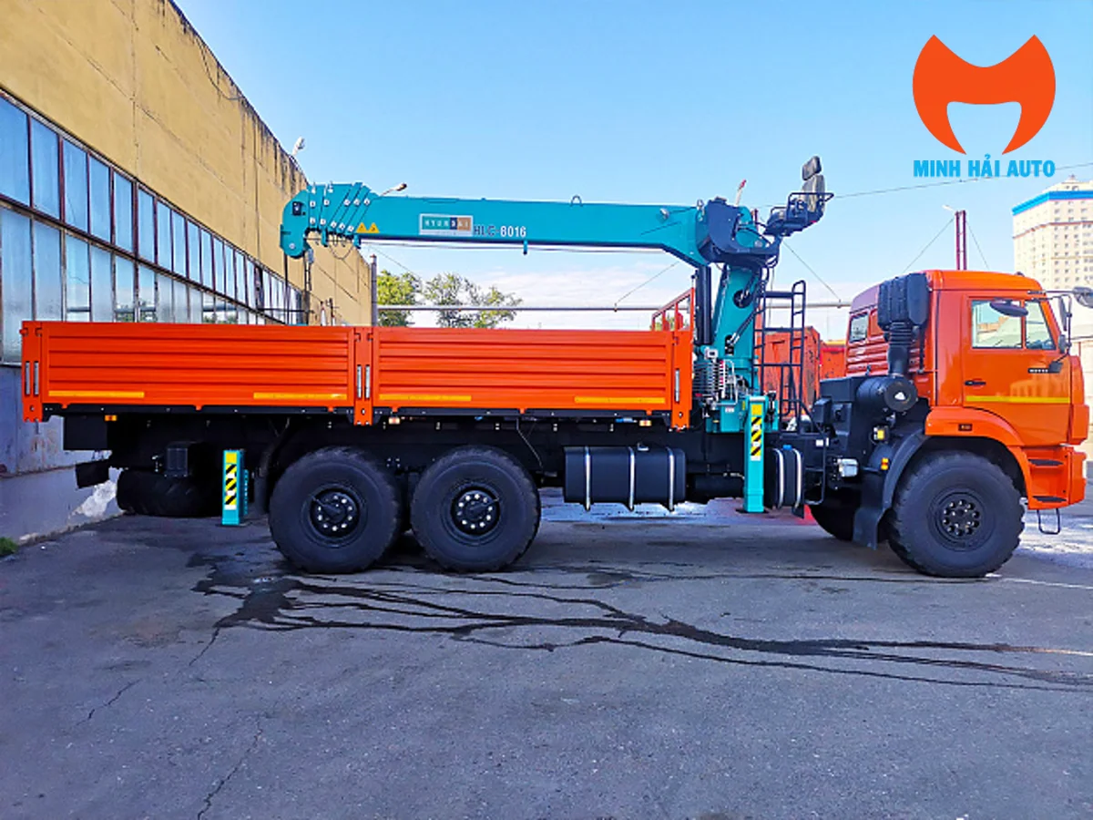 Thân cần trên xe tải KAMAZ mang nhãn HLC-6016 nhìn từ bên phải