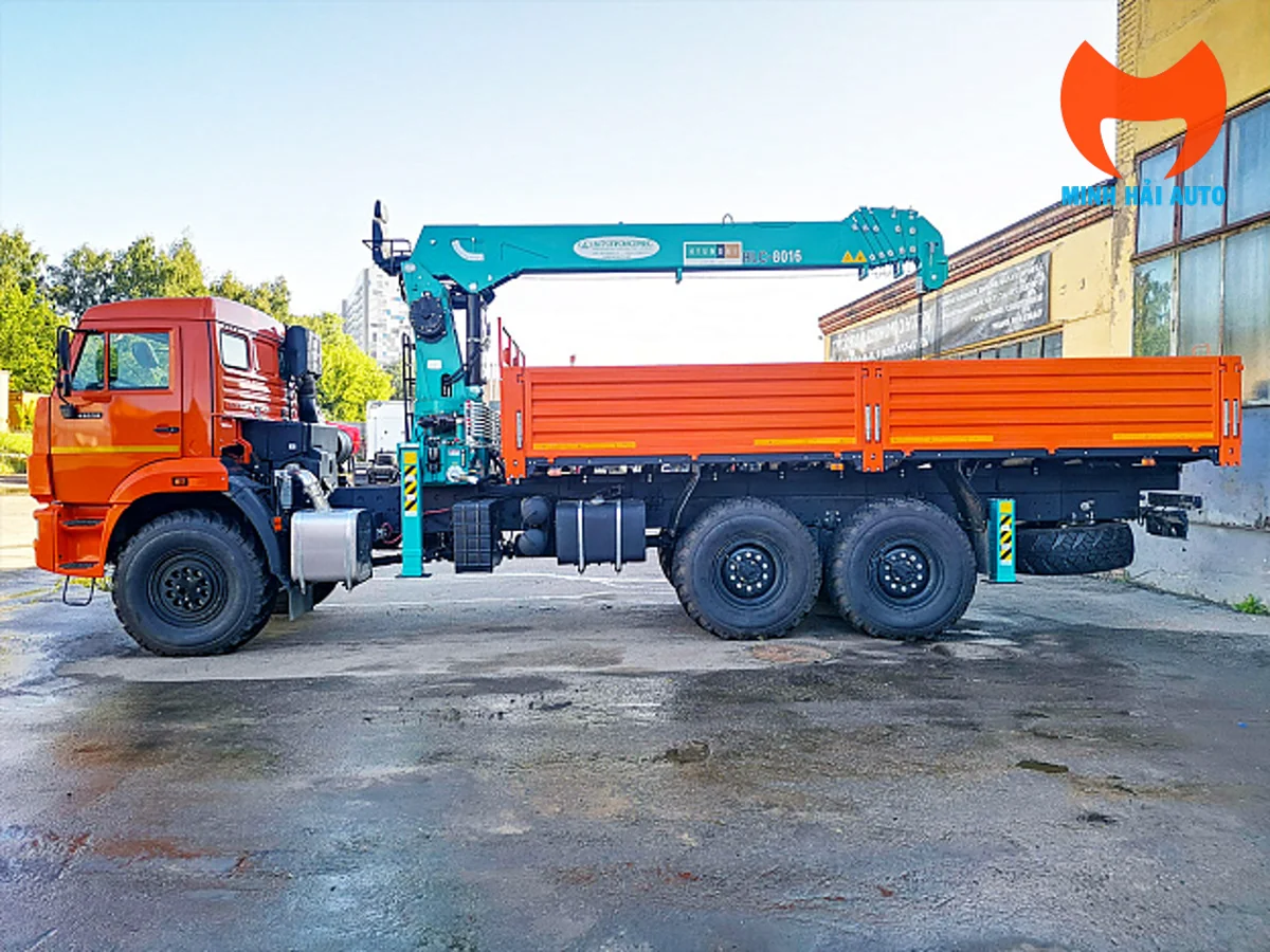 Xe tải KAMAZ gắn cẩu có nhãn HLC-6016 nhìn từ bên trái