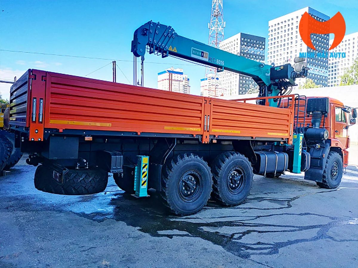 Phía sau xe tải KAMAZ gắn cẩu có nhãn HLC-6016