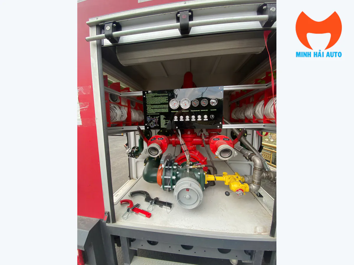 Khoang bơm xe cứu hỏa với bảng đồng hồ, đường ống và các đầu nối