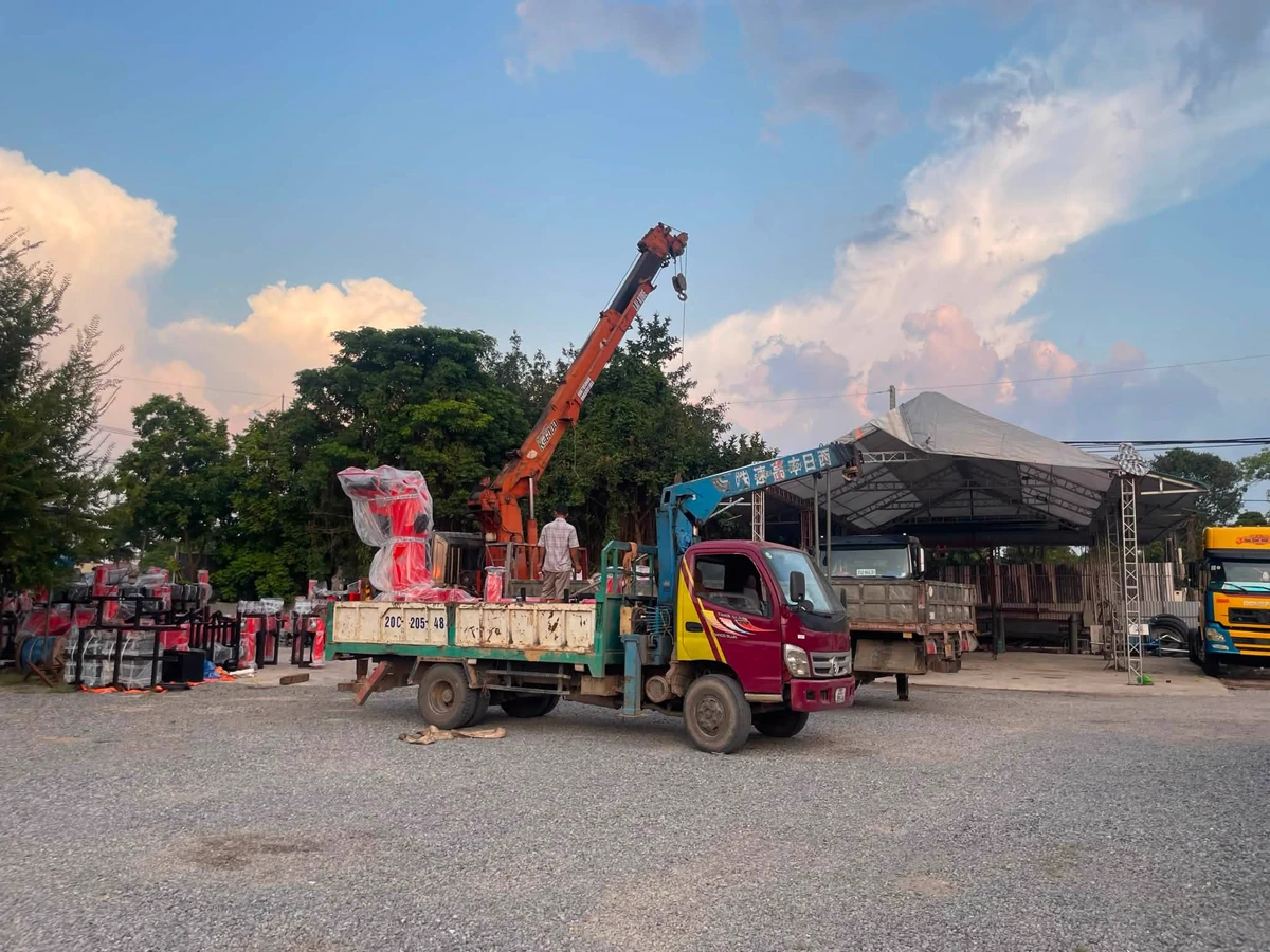 Khoảng cách nâng hàng cạnh thùng xe tải gắn cẩu