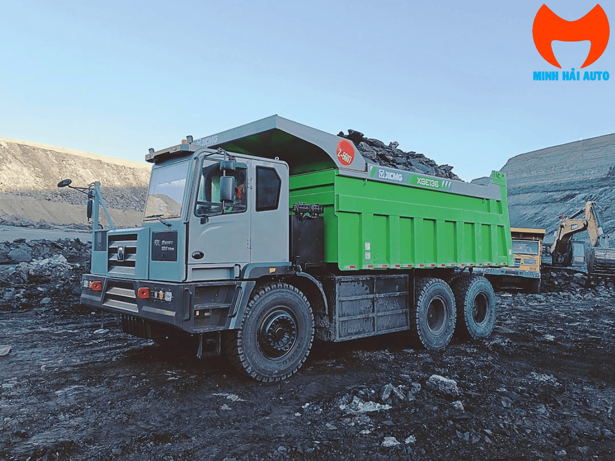 Khối pin CATL dung lượng 704 kWh trên xe tải mỏ XCMG XGE136.