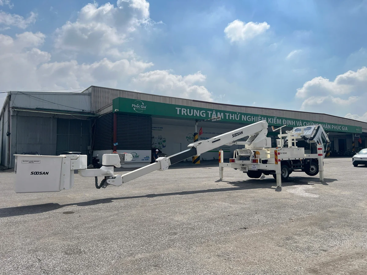 Khớp gập cần phụ Arm-boom và giỏ nâng cách điện Soosan SI-160AE hạ thấp mặt đất