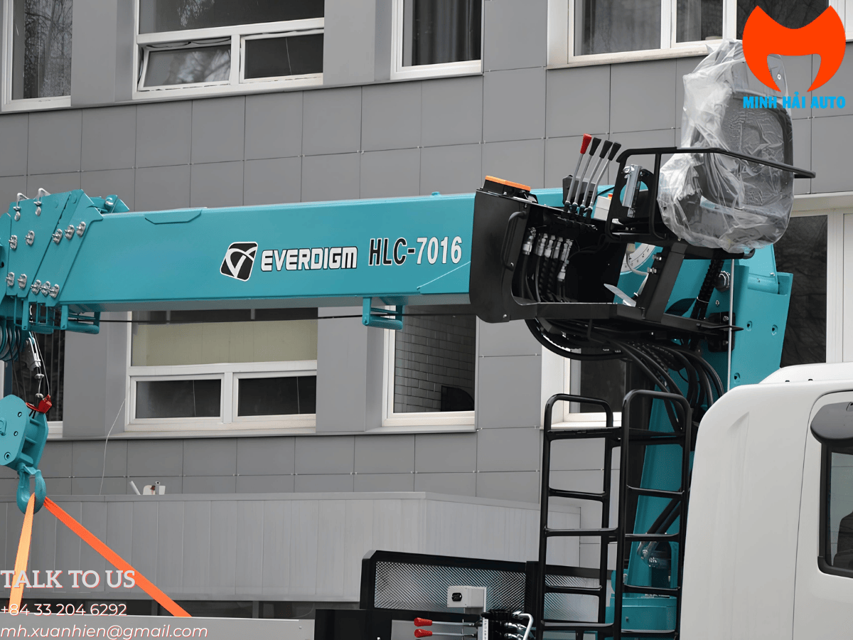 Khung gầm xe tải Isuzu FV 4x2 với lốp 29580R22.5 và thùng hàng dài 6.5 mét.