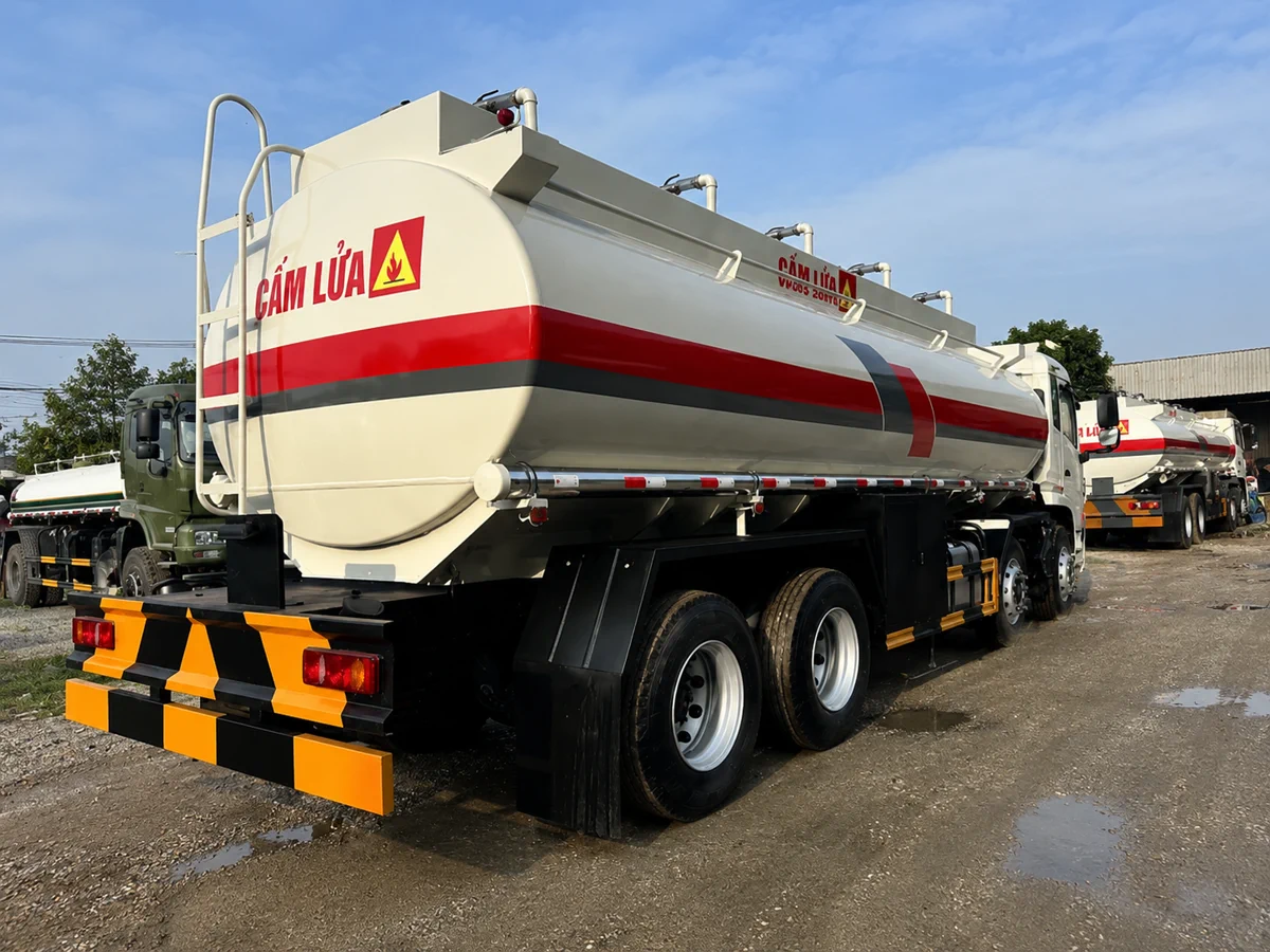 Khung gầm Dongfeng 8x4 và động cơ Yuchai 350HP trên xe xitec chở xăng 24m3