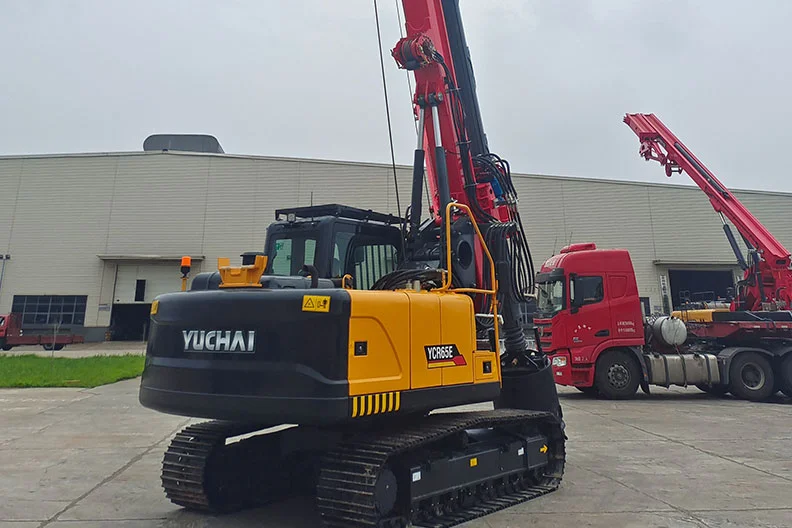 Cận cảnh cụm mô tơ giảm tốc và đầu quay của máy khoan cọc nhồi