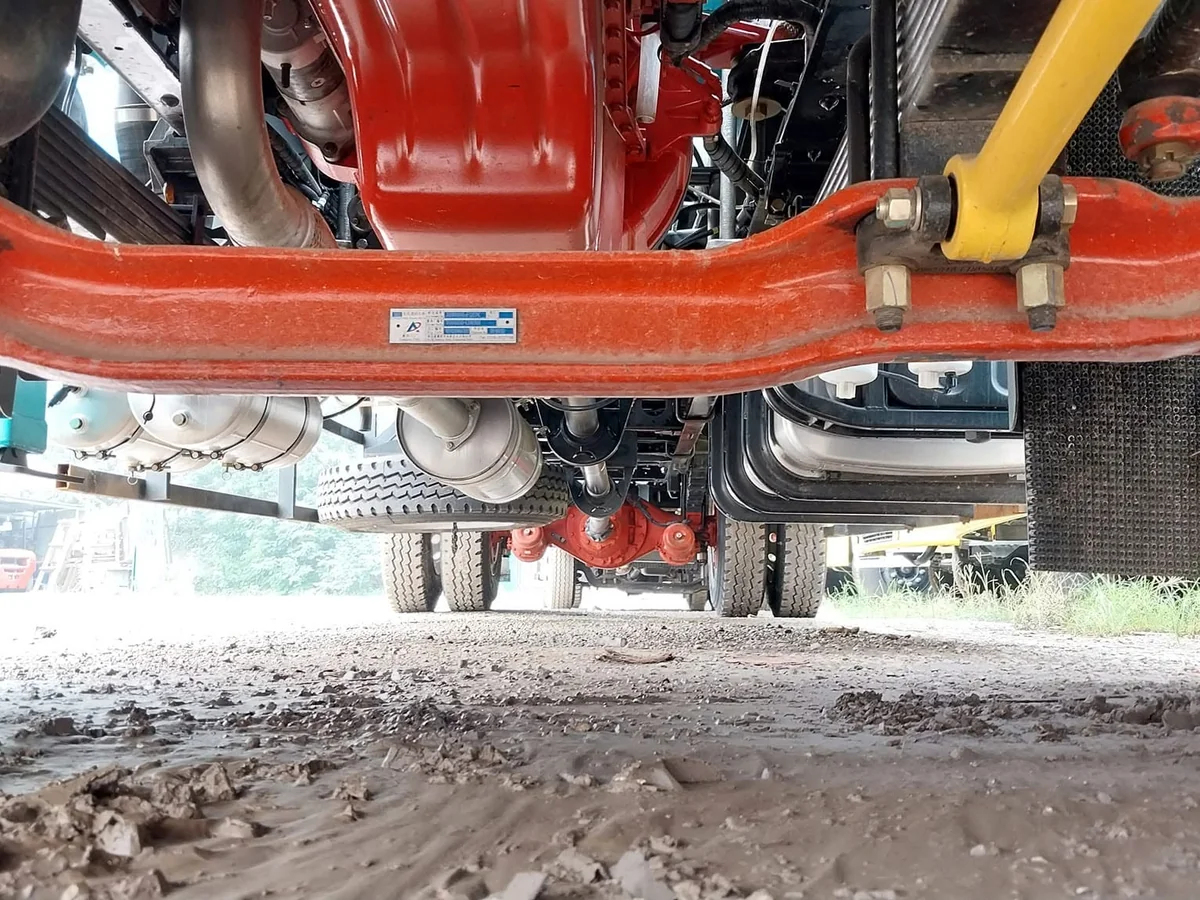 Kiểm tra gầm xe tải gắn cẩu 5 tấn