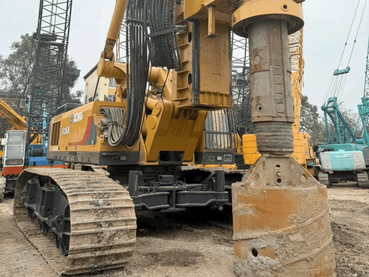 Máy khoan cọc nhồi đang thi công tại công trường, góc nhìn kiểm tra tổng thể thiết bị