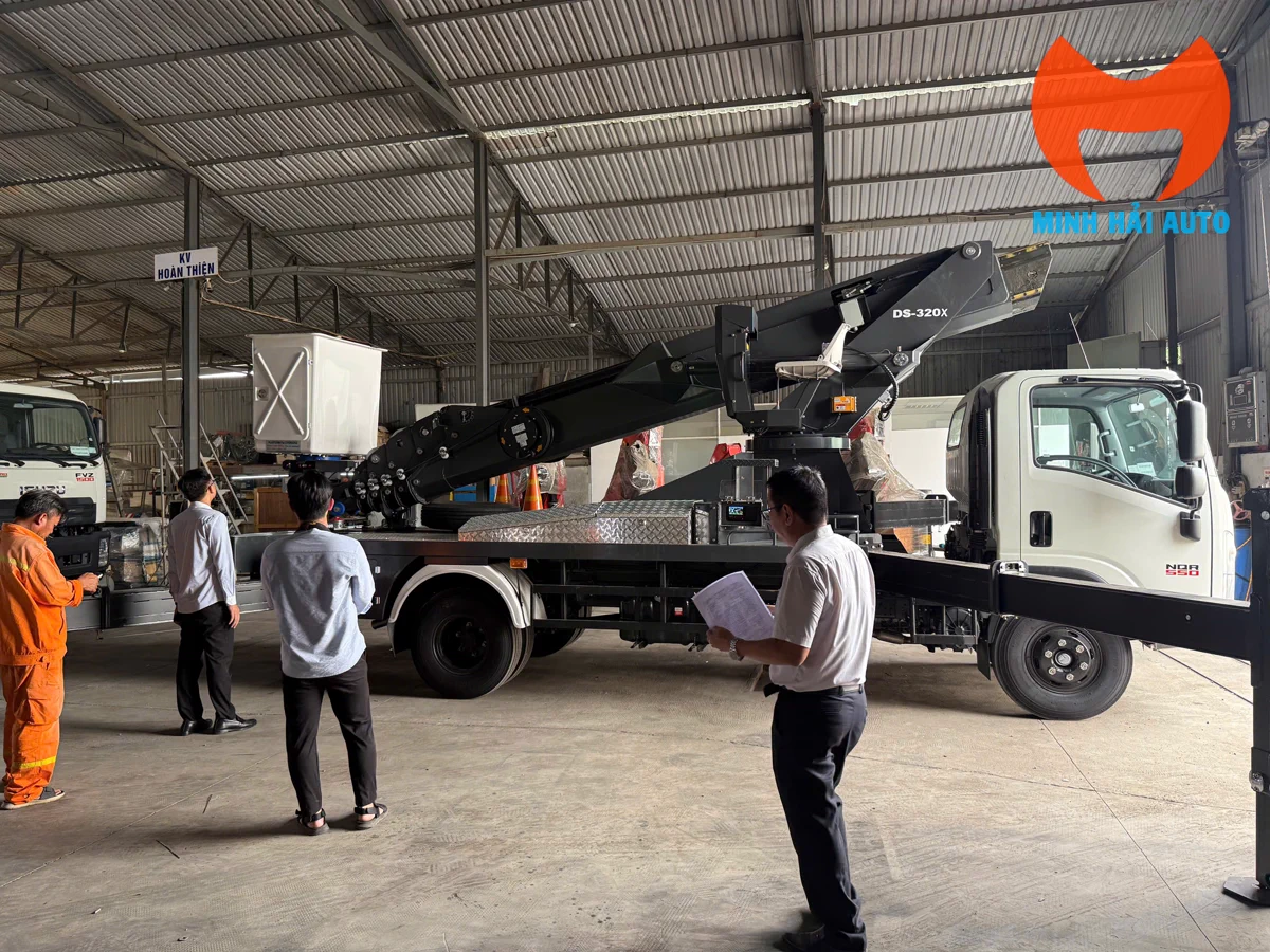 Kiểm tra xe nâng người DS-320X gắn trên nền Isuzu tại xưởng