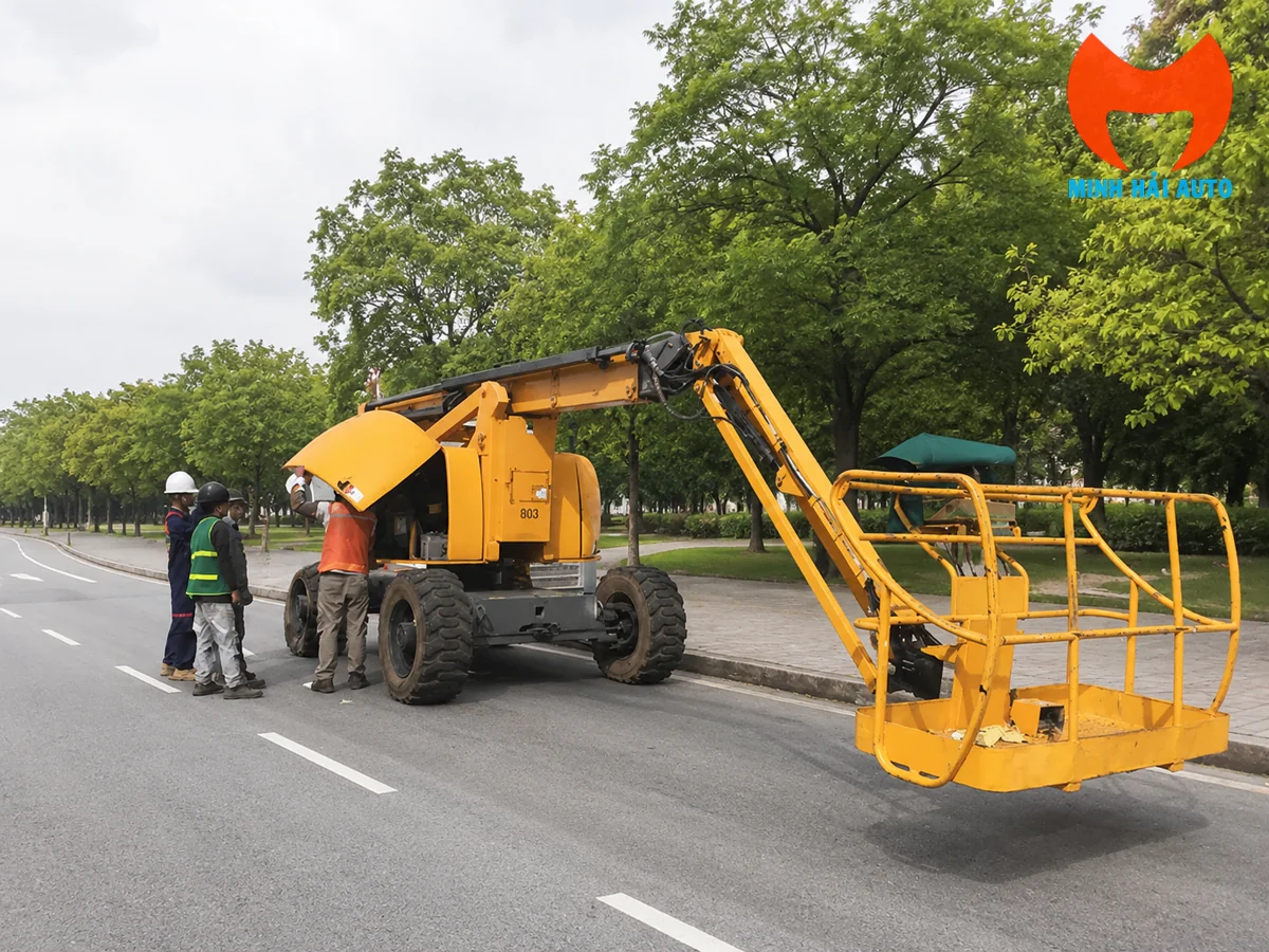 Kỹ thuật viên kiểm tra xe nâng người Z-boom trước khi làm việc