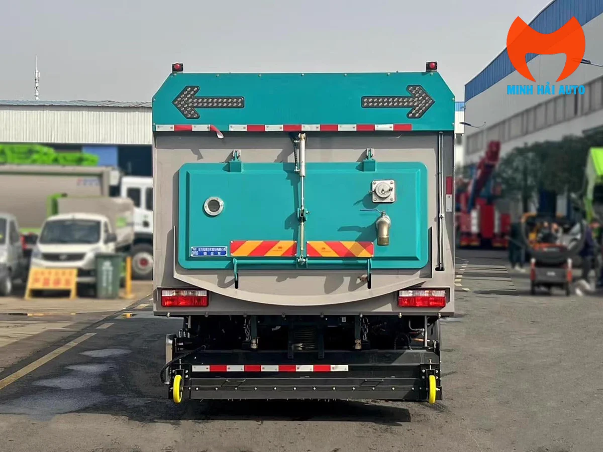 Kiểm tra xe quét đường trước khi bàn giao