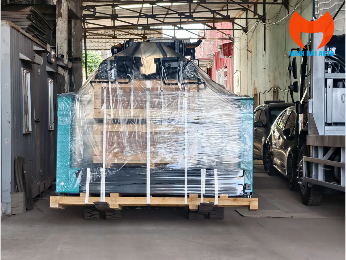 Cụm thiết bị cẩu Everdigm bọc bảo vệ trên pallet trong xưởng