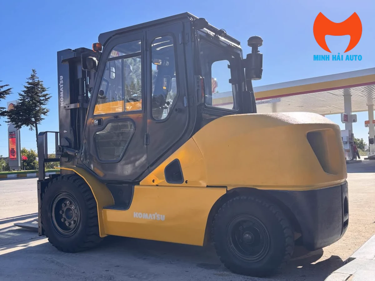 Xe nâng dầu Komatsu FD50 nhìn bên hông với khoang lái và đối trọng phía sau